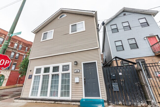 Primary Photo - 700 N Noble St