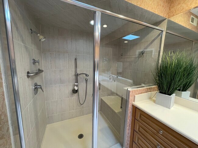 Building Photo - 1119 Deerfield Rd