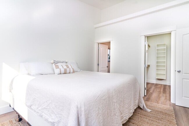 Building Photo - Prime Bend Location: Spacious 3-Bedroom, 2...