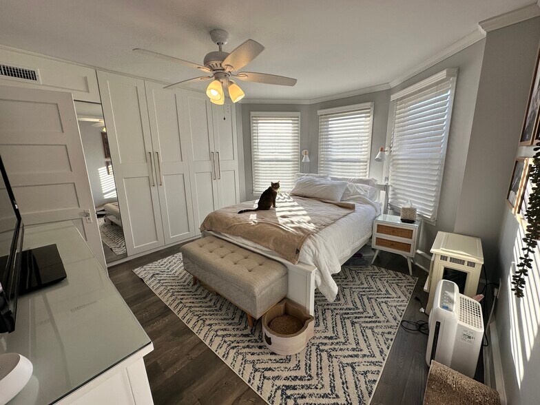 Building Photo - 10 W Knight Ave