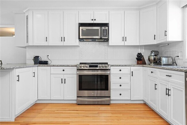 Building Photo - 331 Third Beach Rd