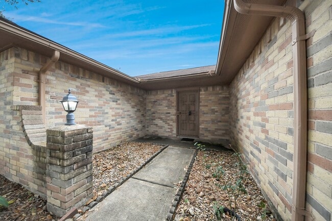 Building Photo - 527 Oakdale Dr