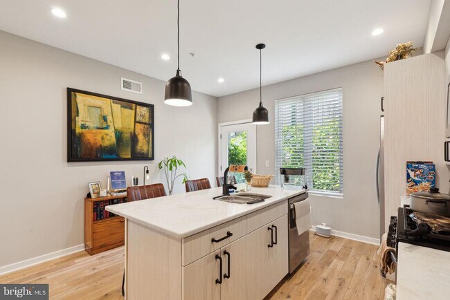 Building Photo - 1510 N Hollywood St