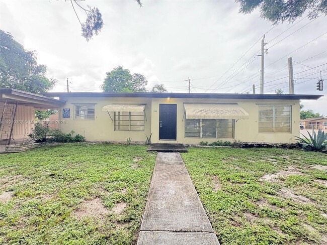 Building Photo - 1900 NW 12th Ave