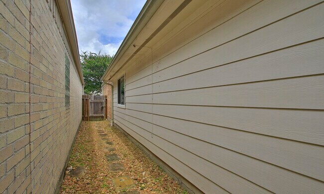 Building Photo - 15938 Cottage Ivy Cir