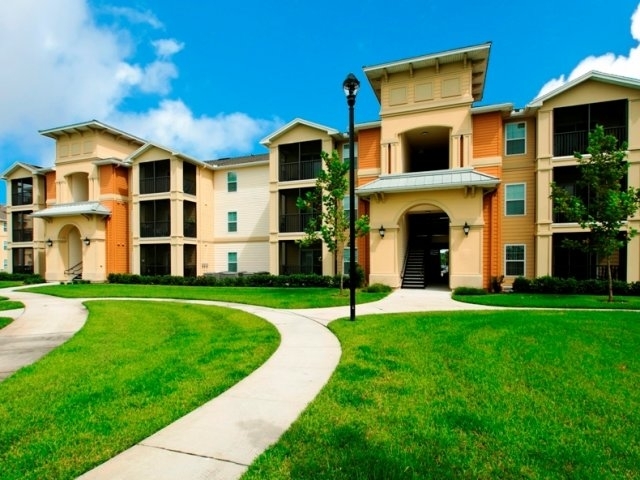 Building Photo - Fountains at San Remo Court