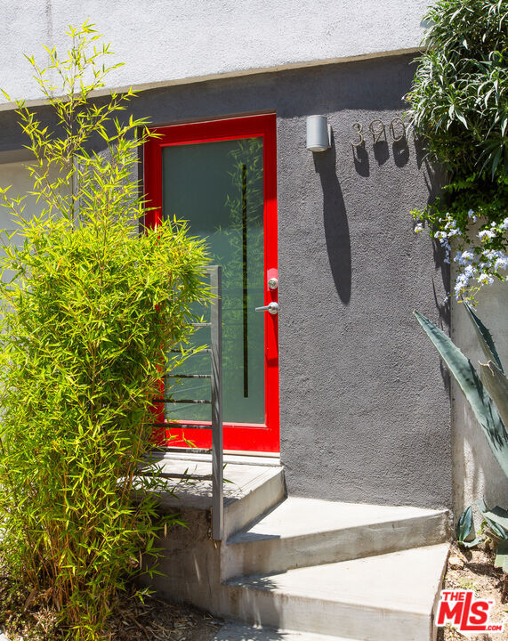 Building Photo - 3907 De Longpre Ave