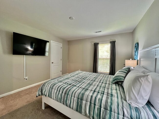 Building Photo - Fully Furnished Luxury Corporate Rental - ...