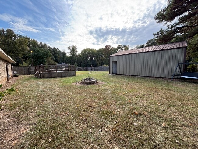 Building Photo - Rare Find in Haughton on double lot with H...