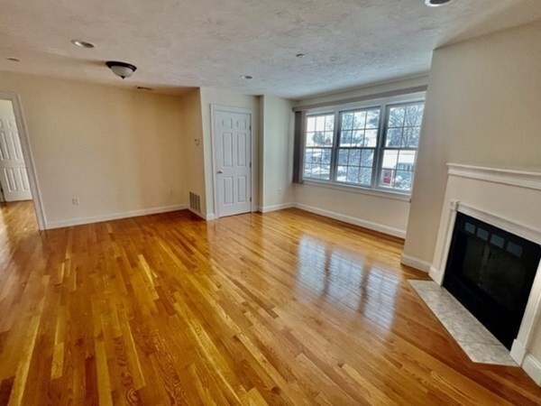 Primary Photo - 93 W Emerson St