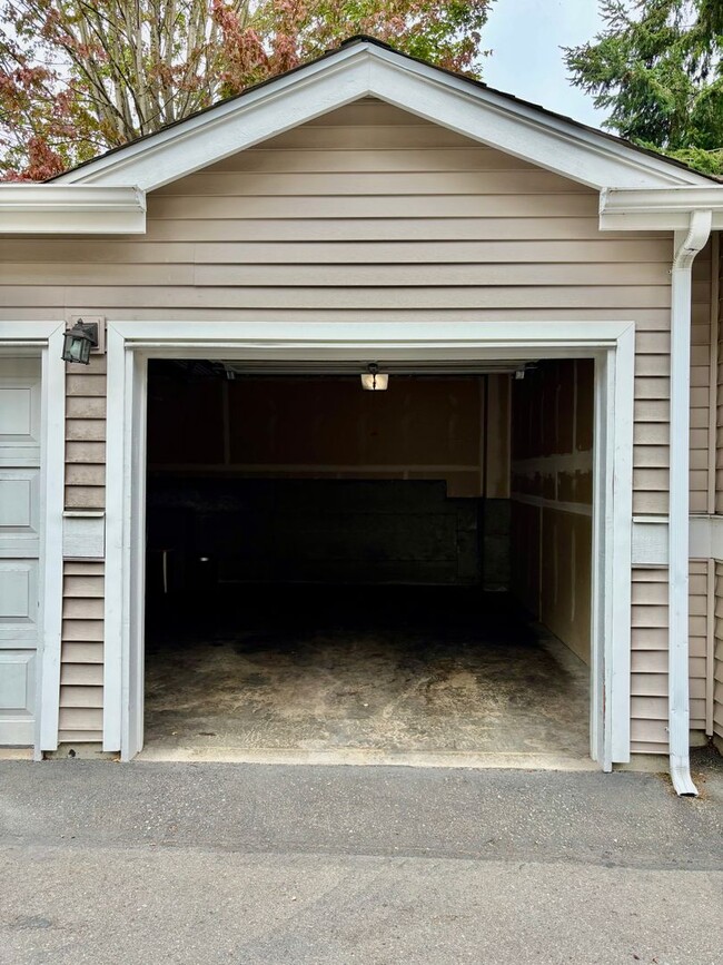 Building Photo - 2 Bed / 2 Bath Bellevue Condo $2,595/mo