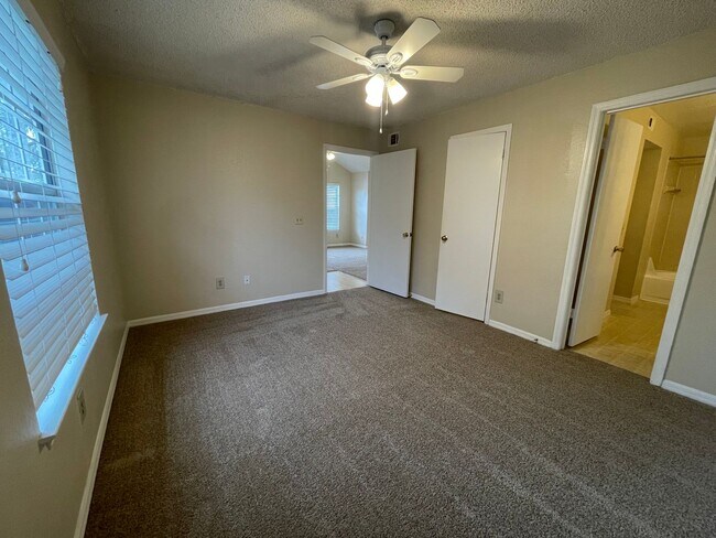 Building Photo - 2br/2ba Tradewinds Condo with Black Applia...