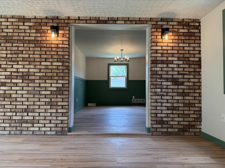 Building Photo - 10 Lincoln St