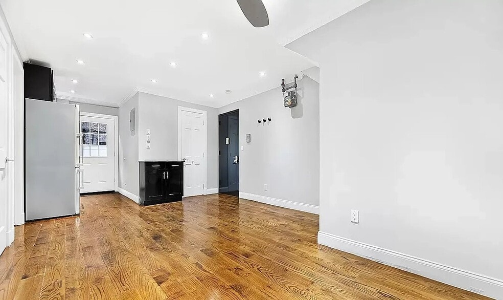 Building Photo - 127 E 7th St