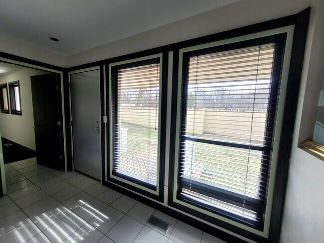 Building Photo - 1460 West Alex Bell Road