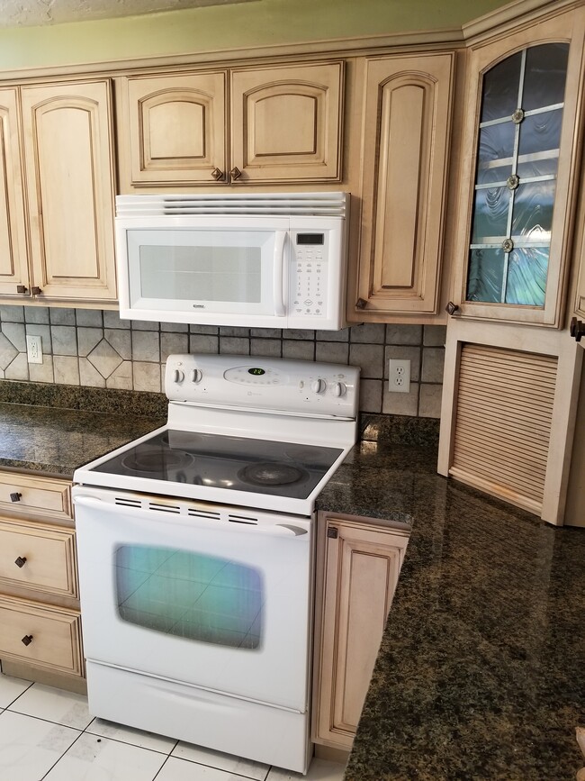 Building Photo - 85 Pond St