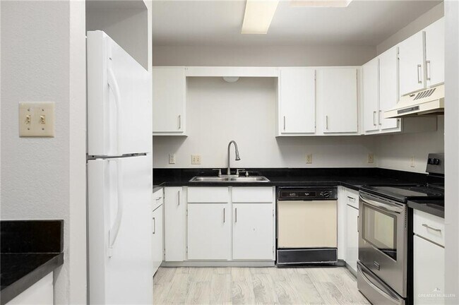 Building Photo - 16 El Rancho Rd