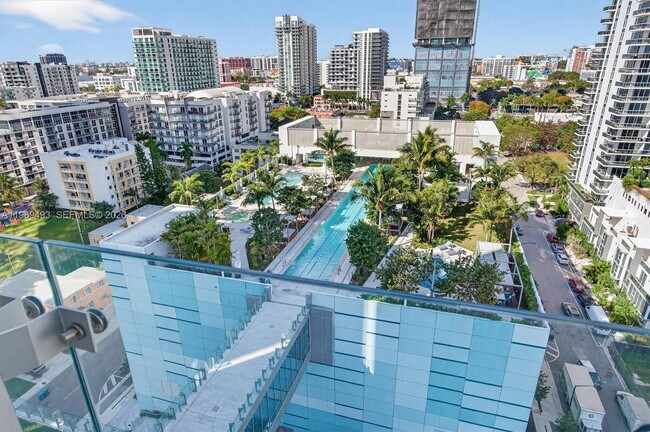 Building Photo - 700 NE 26th Terrace