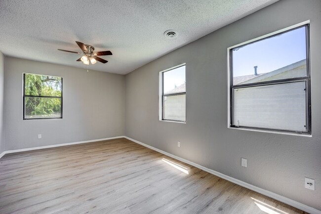 Building Photo - ***Free Month Rent, Low Deposit*** Freshly Updated 3 Bedroom House