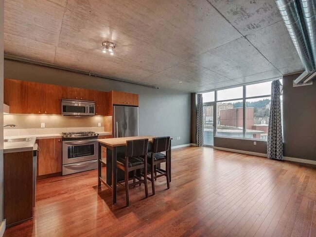 Building Photo - Charming 1 bedroom  1 bath Condo in Portland's Downtown Goose Hollow Neighborhood, with Utilities...