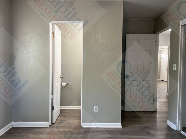 Building Photo - 402 W Curtis Dr