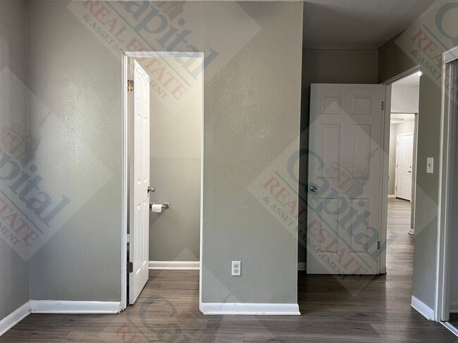 Building Photo - Convenient Location