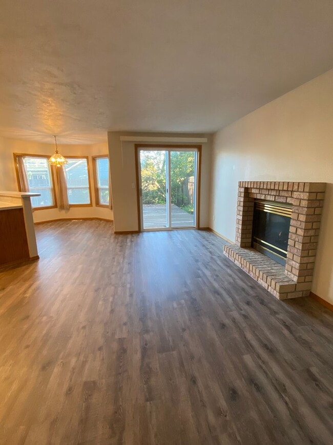 Building Photo - Spacious & Updated 4 Bedroom 2.5 Bath In H...