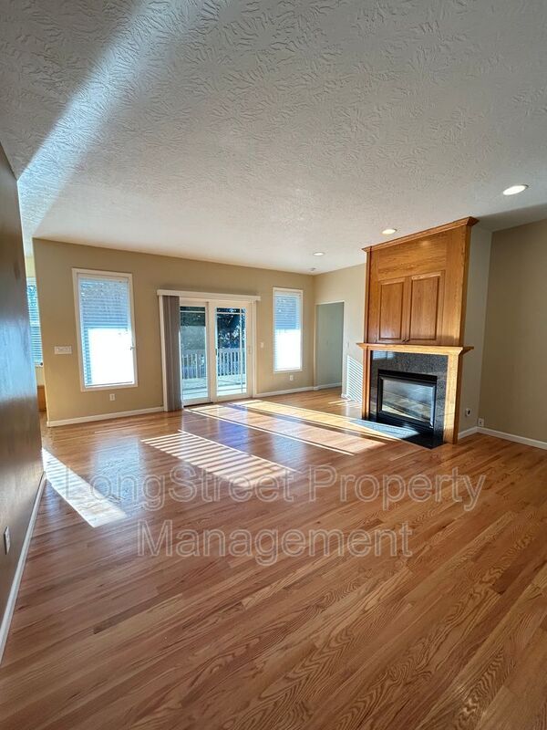 Building Photo - 852 Marilyn Dr