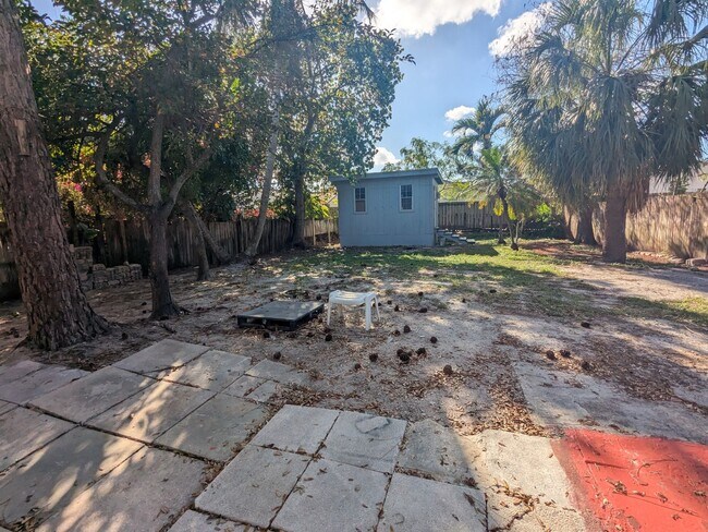 Building Photo - 2/1 Florida charm home in the heart of Palm Springs!