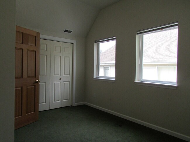 Building Photo - Leasing NOW-- Excellent 7 Bedroom/3 Bathro...