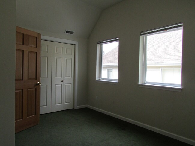 Building Photo - Pre - Leasing Excellent 7 Bedroom/3 Bathro...