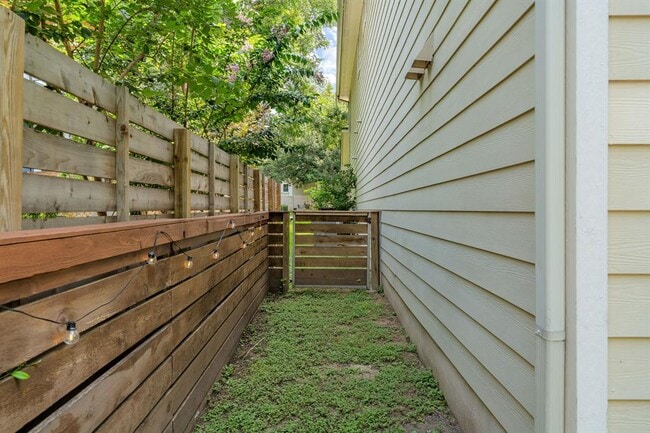 Building Photo - 1821 Village Oak Ct