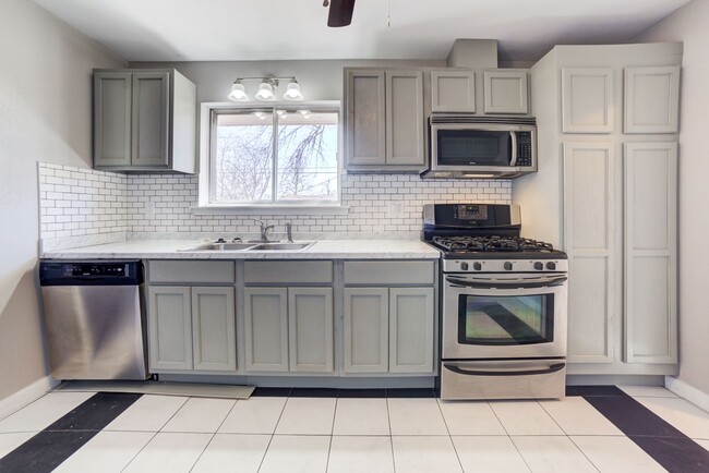 Building Photo - Gorgeous Midtown 3 Bedroom Remodel!