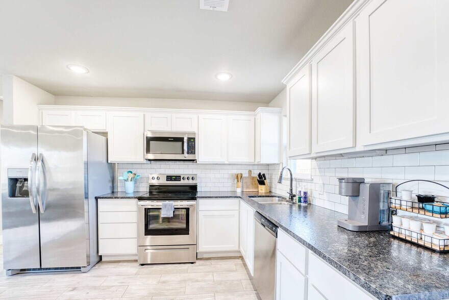 Building Photo - 214 NW L St