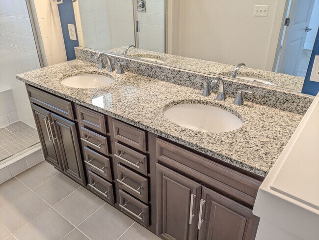 Building Photo - Gorgeous Newer Build (2019) 4 level townho...