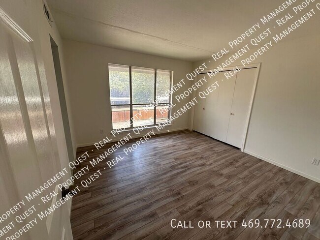Building Photo - 10552 High Hollows Dr