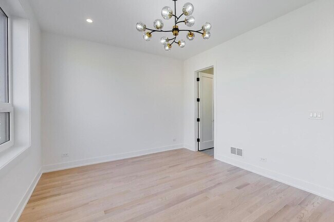 Building Photo - 2456 W Cortez St