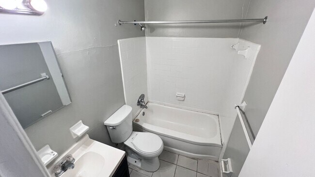Building Photo - Lovely 2 Bedroom, 1 Bathroom Home in the G...