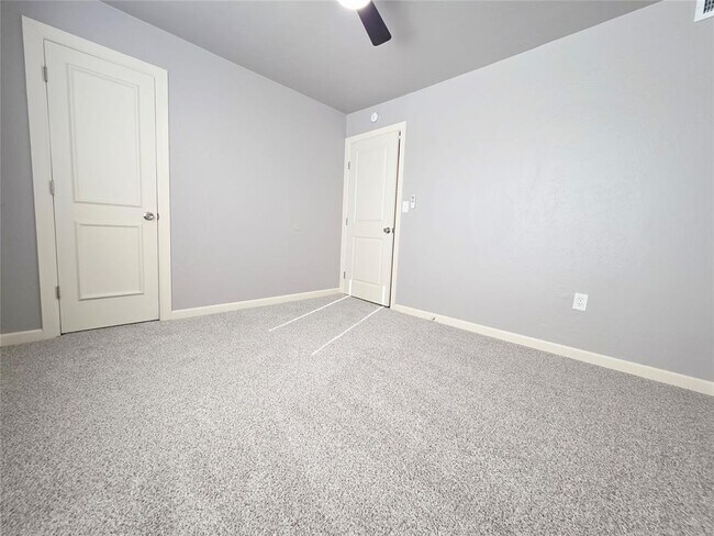 Building Photo - 2720 N Lyons Dr