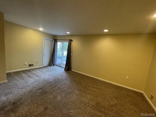 Building Photo - 298 Lake Meadow Dr