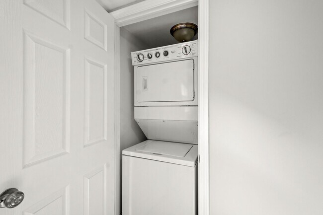 Building Photo - New Renovation - South Side Flats