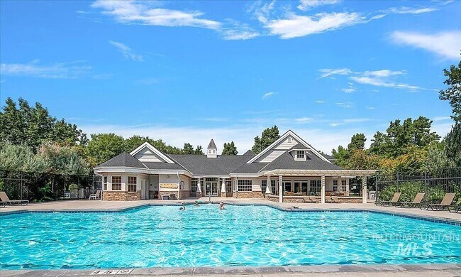 Building Photo - Charming 3 bedroom 2.5 bathroom in Desirable Area!