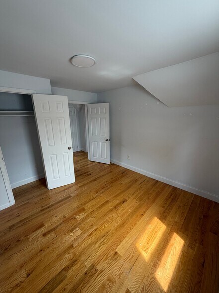 Building Photo - 2760 Bainbridge Ave