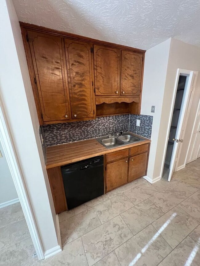 Building Photo - Beautiful 2 bedroom 2 bathroom ranch duplex Now Ready!