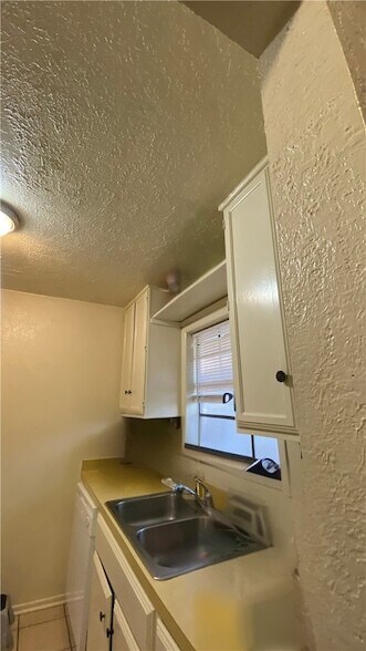 Building Photo - 1901 Pine Tree Dr