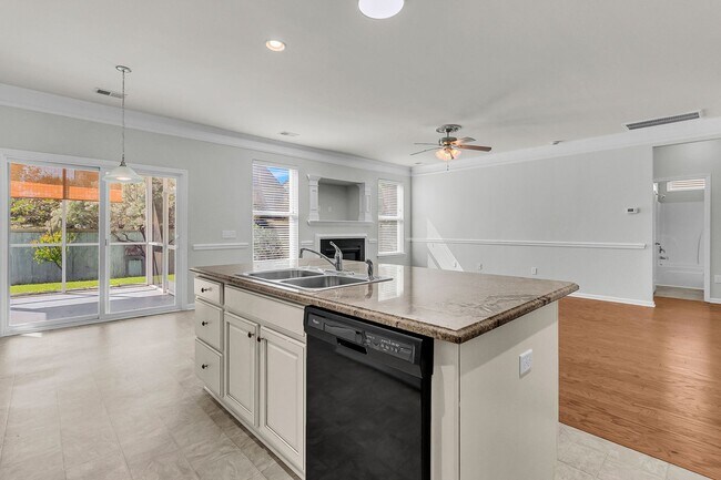 Building Photo - 5 Bedroom 3 Bath Home Located in Sophia Landing in Goose Creek