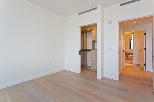 Building Photo - Victoria Place 2705 - Sophisticated 1BR