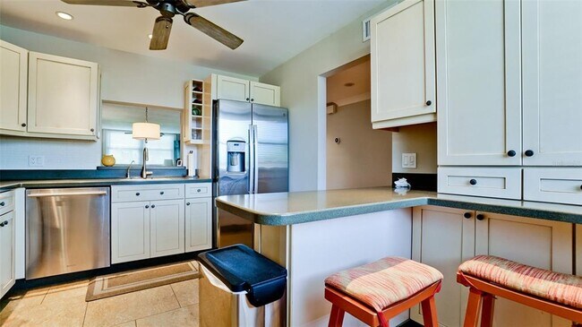 Building Photo - 401 Palm Tree Dr