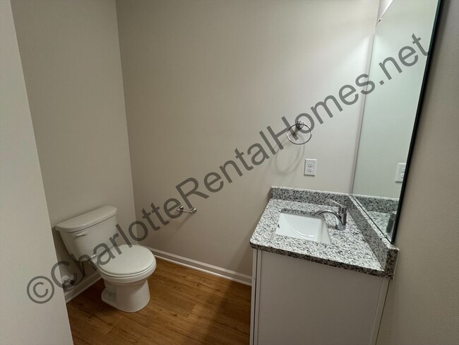 Building Photo - New 3 bed 2.5 bath home in Hickory!