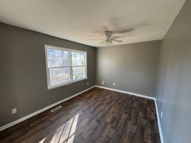 Building Photo - MOVE IN SPECIAL AVAILABLE!!